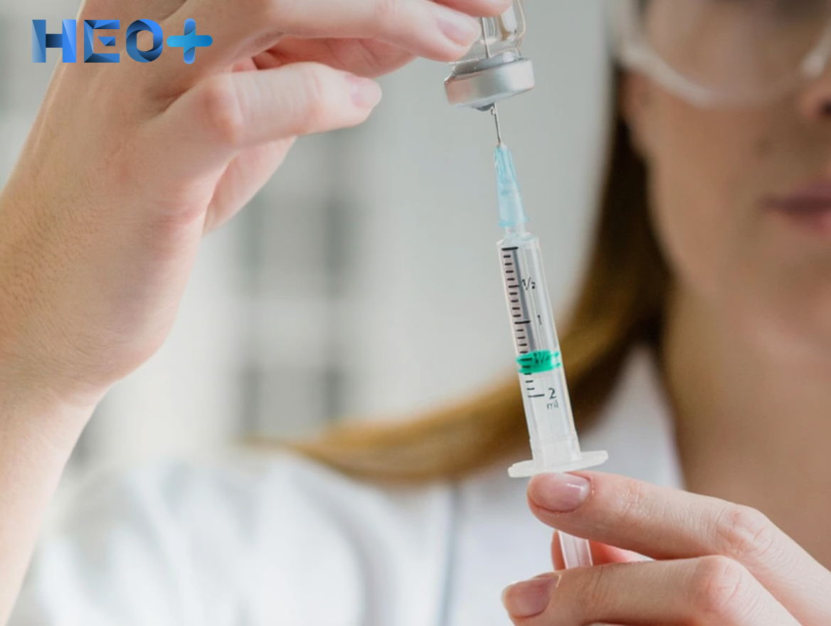 Врач вводит лекарство в шприц